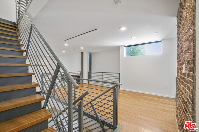 Building Photo - 1220 N Orange Grove Ave