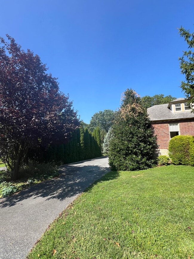 Building Photo - Beautiful 4 BR Brick Cape Cod in Lancaster!