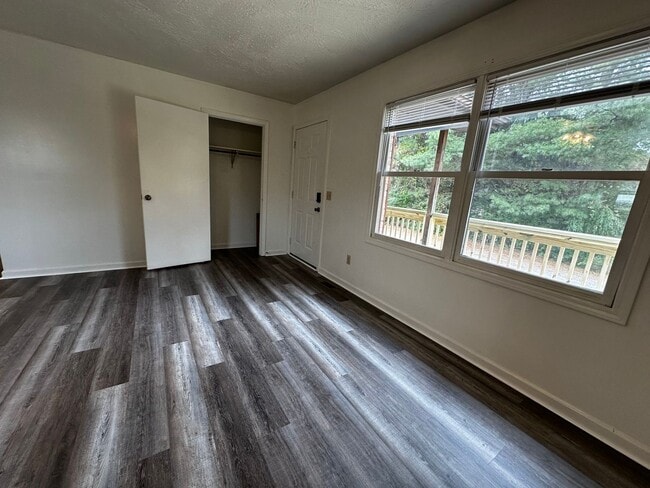 Building Photo - Newly Remodeled Duplex in Blacksburg