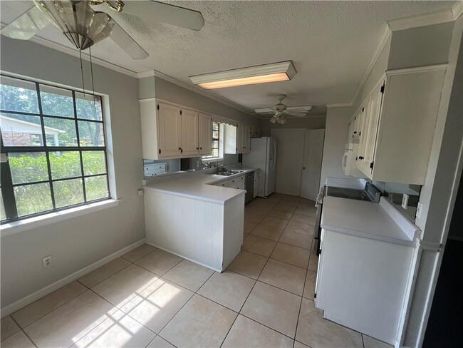 Building Photo - 562 Barcelona Dr