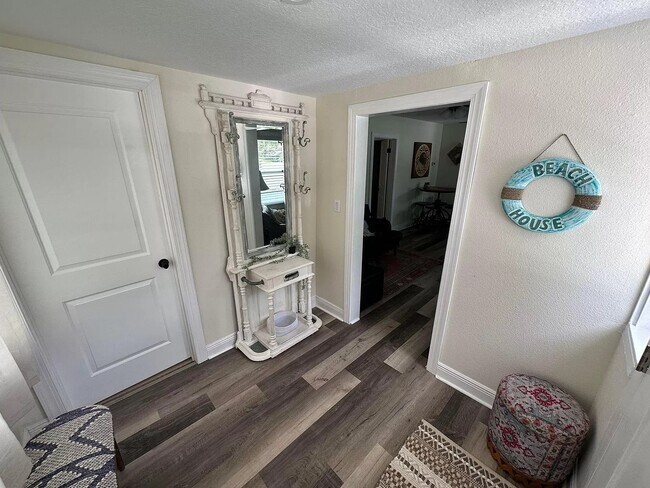 Building Photo - 939 Lakeview Rd