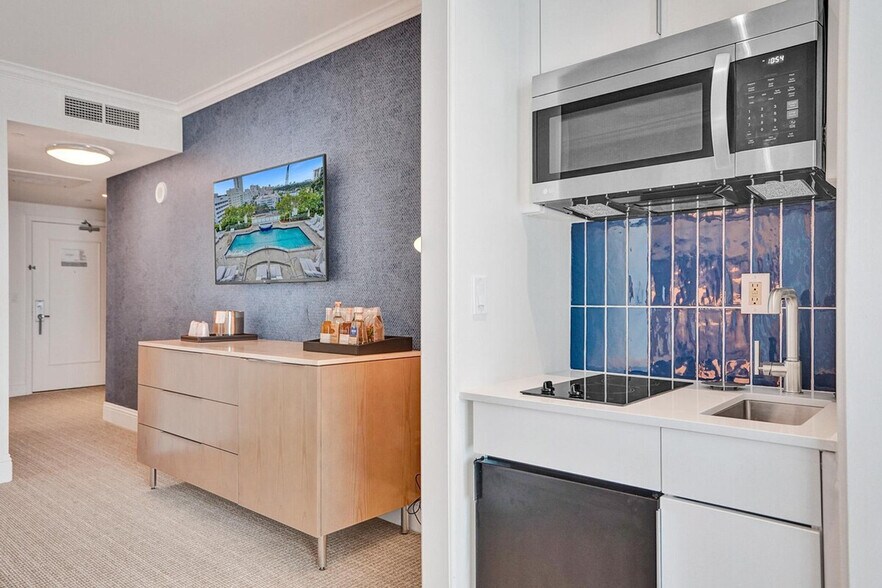 Building Photo - 4441 Collins Ave