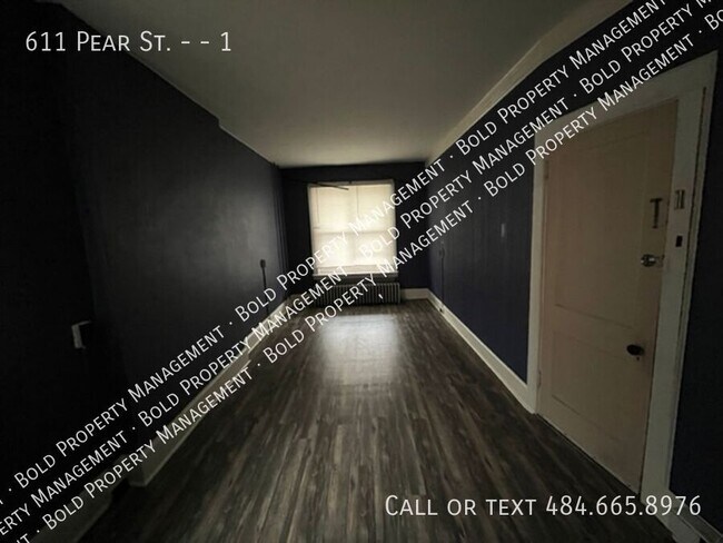 Building Photo - 611 Pear St