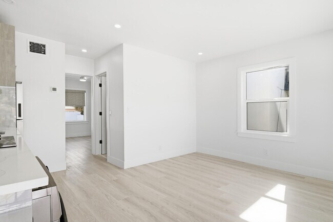 Building Photo - 5909 S Dixie Hwy