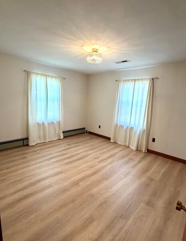 Building Photo - 5 Bed 2 Bath Home for Rent in Chesapeake!