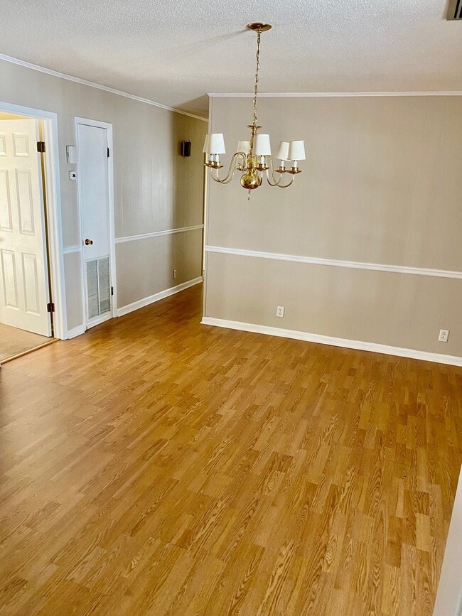 Building Photo - 214 Meadowbrook Dr