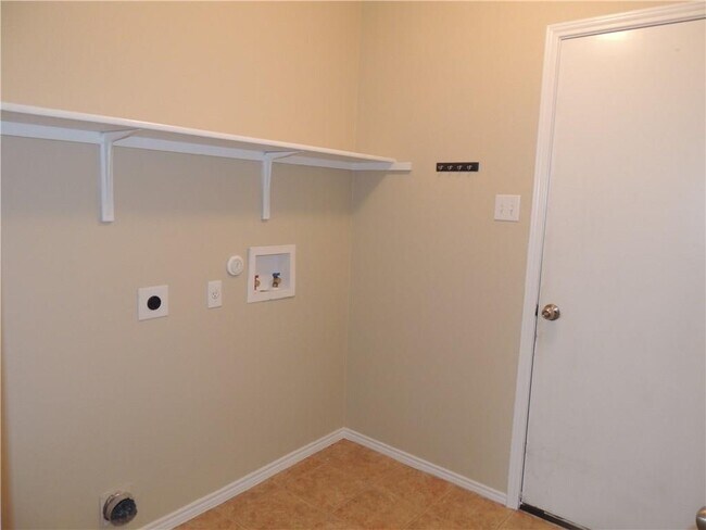 Building Photo - 315 Feathergrass Dr