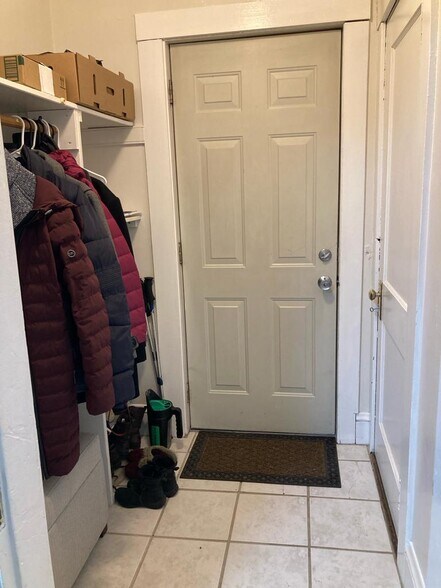 Mudroom - 44 Waverley Ave