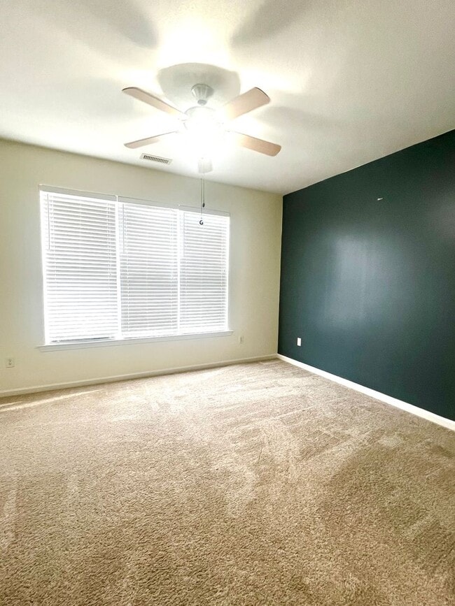 Building Photo - Super cute, clean 2 bedroom/2 full bathroom condo!