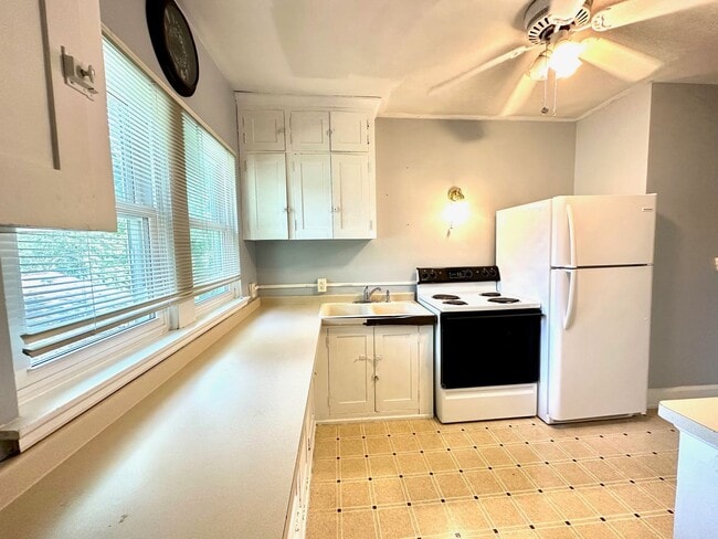 Building Photo - 2320 E 2nd St