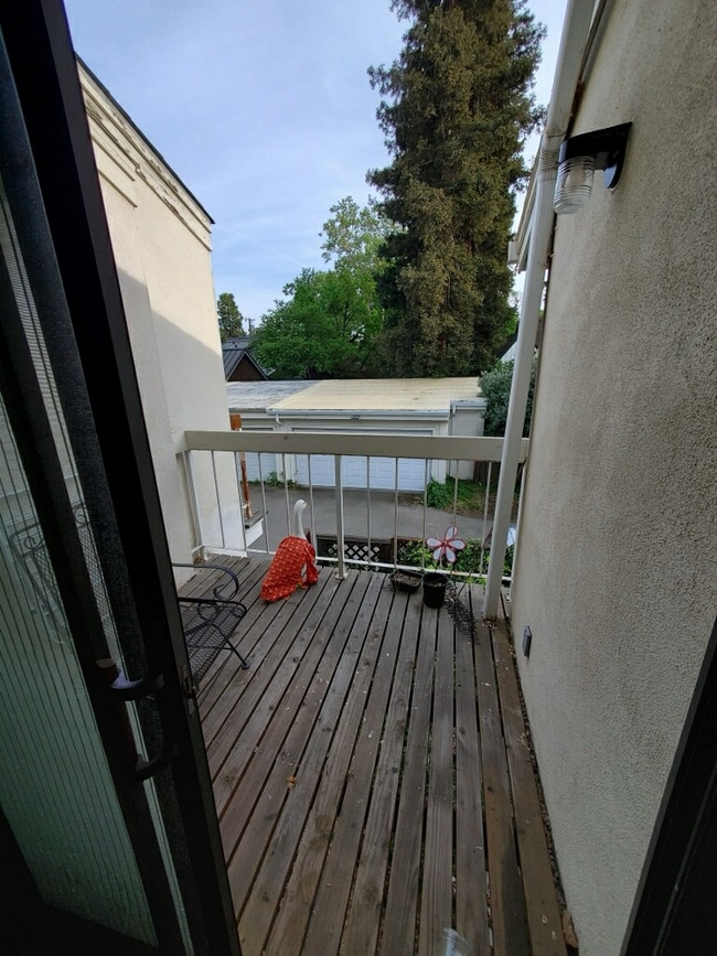 Building Photo - 206 2nd St