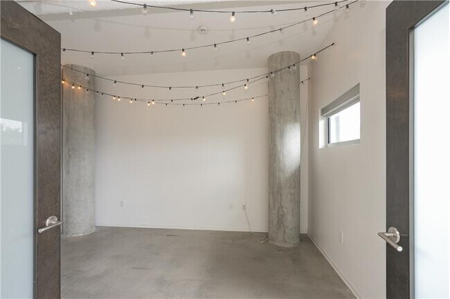 Building Photo - 2115 Yeaman Pl