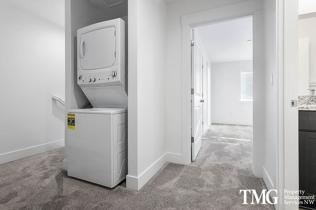 Building Photo - $500 your 1st months rent with a 12 month ...