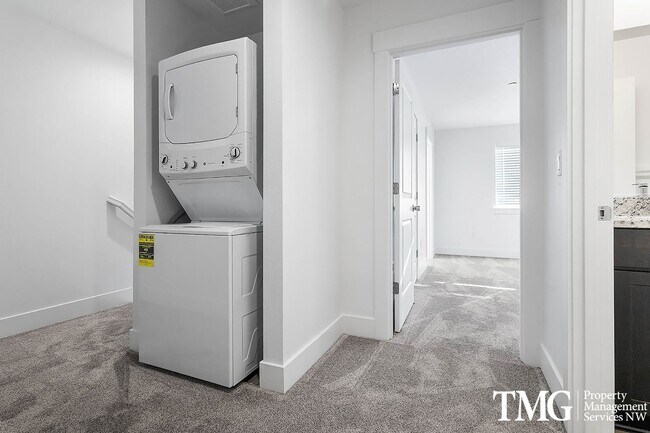 Building Photo - Modern townhome available June 1st!