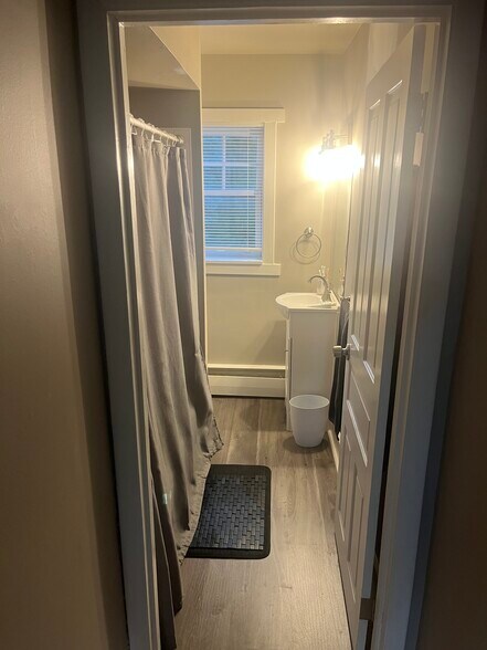 Full bath - 68 Robert Rd