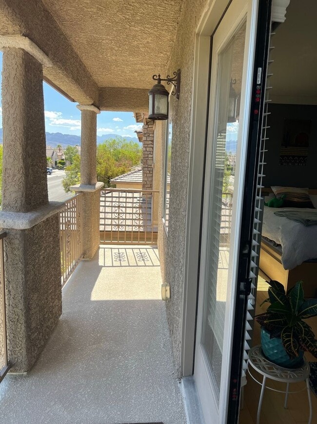 Building Photo - ABSOLUTELY AMAZING! Large 4 bedroom 2 stor...