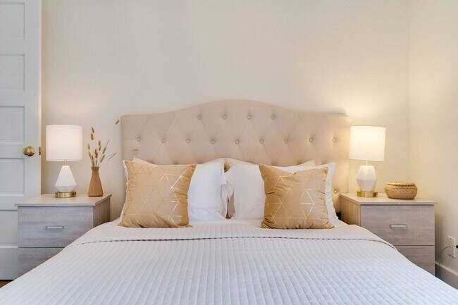 Building Photo - 2403 7th Ave W