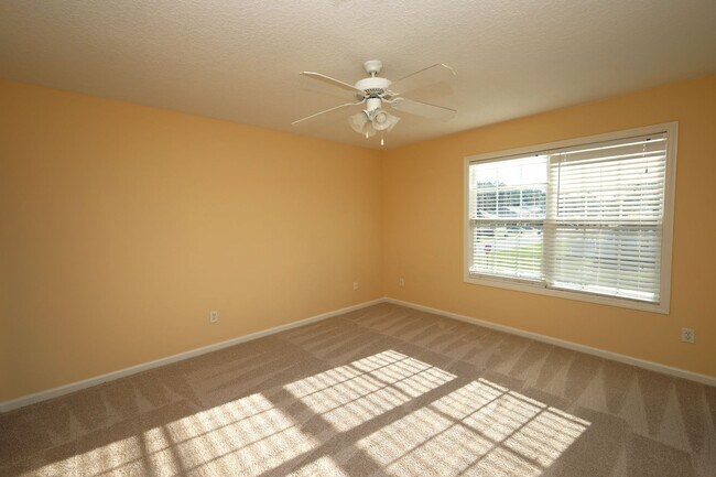 Building Photo - 1801 Chestnut Dr