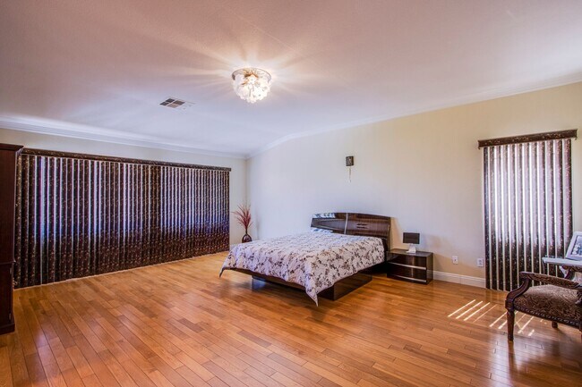 Building Photo - Elegant and Spacious 5Bed/3Bath home nestl...