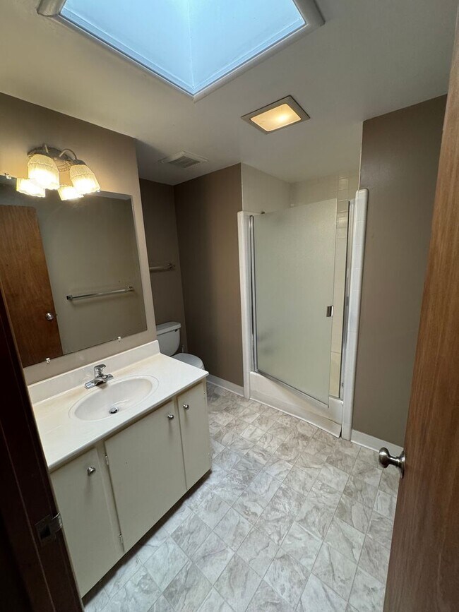 Building Photo - 611 Clubhouse Dr