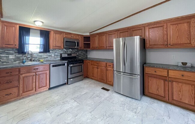 Building Photo - 3 bedroom home located in South Hutchinson