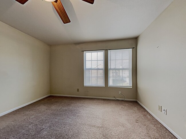 Building Photo - 3 bed 2.5 bath in Noblesville!