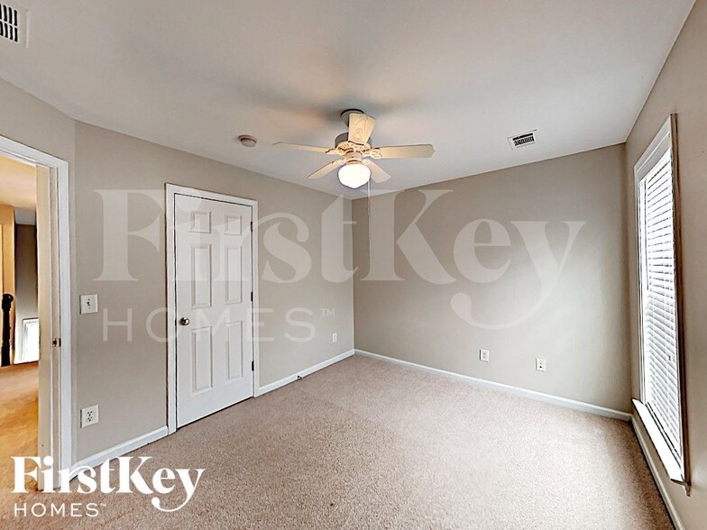 Building Photo - 2460 Vistoria Dr