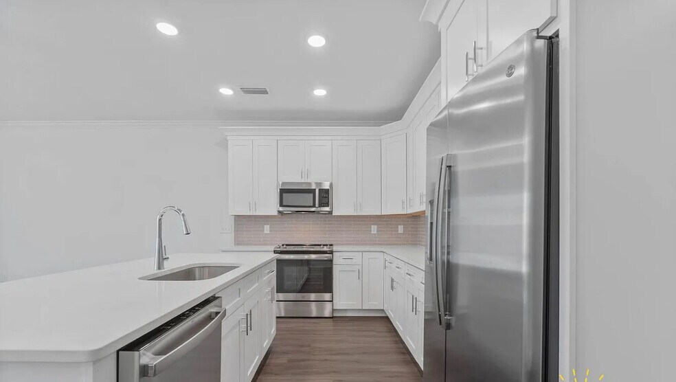 Building Photo - 517 Hill Ln