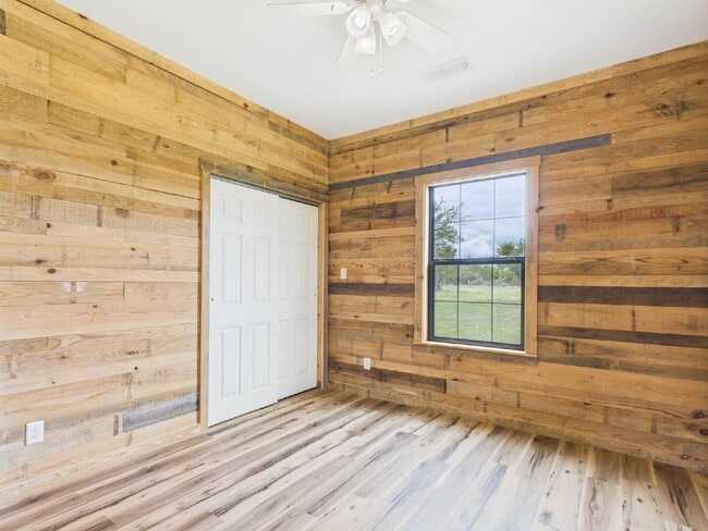 Building Photo - 2/2 Custom Cabin
