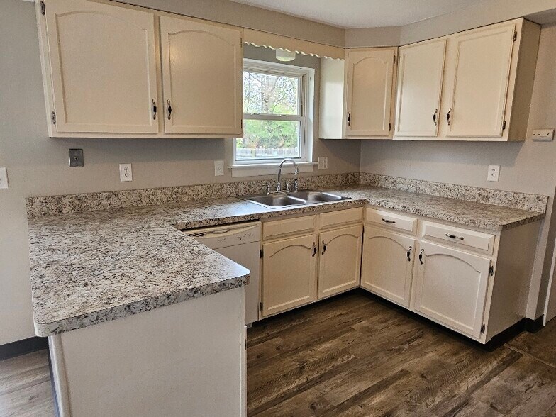 Building Photo - 608 Sunflower Dr