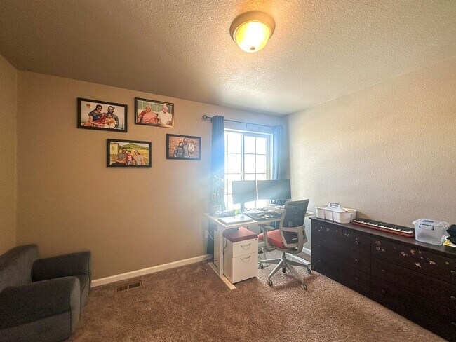 Building Photo - Grand 6bd 4ba Crystal Valley home with an in-law suite!!!