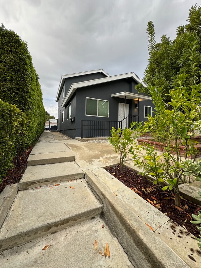 Front - 3019 Chaucer St