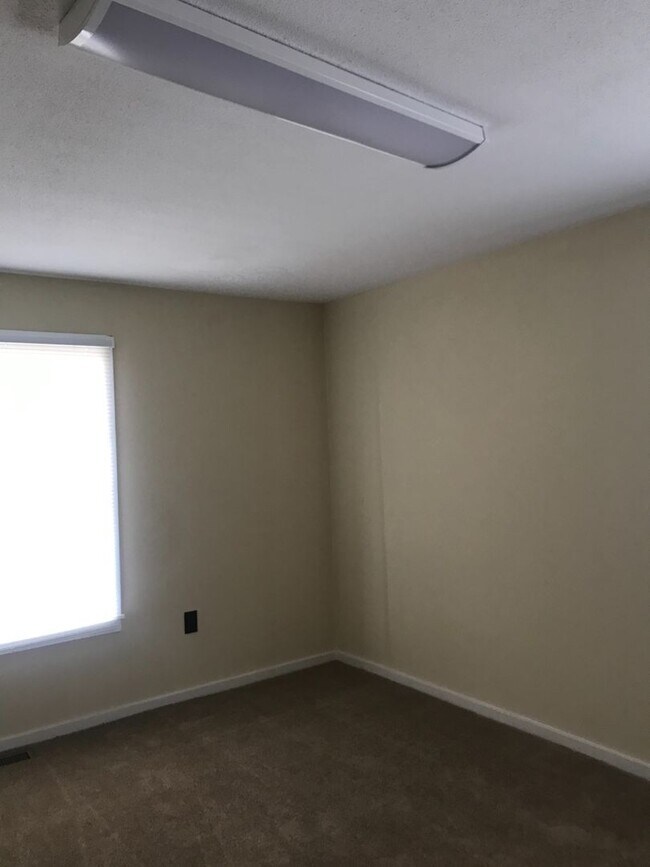 Building Photo - For Rent: Anderson Highway, Hartwell, GA - See Details!