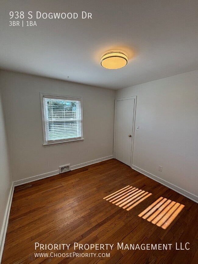 Building Photo - 938 S Dogwood Dr