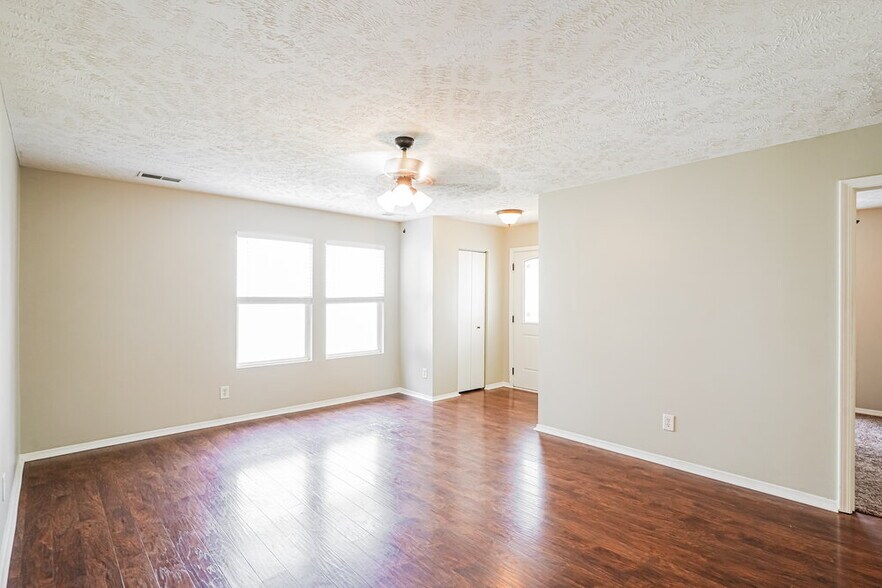 Building Photo - 2735 Sutherland Dr