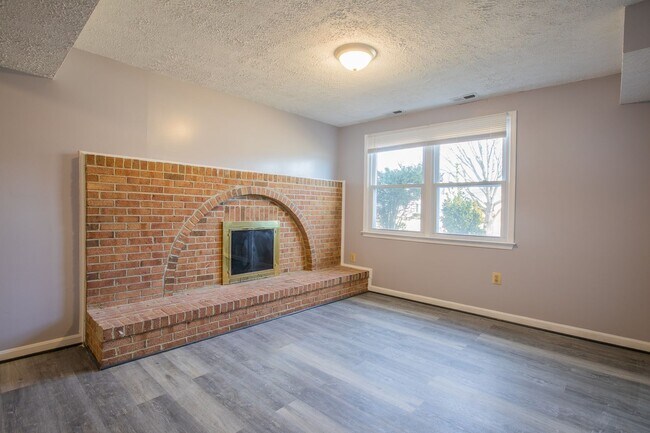 Building Photo - Beautiful 5 BR/3 BA Single-Family Home wit...