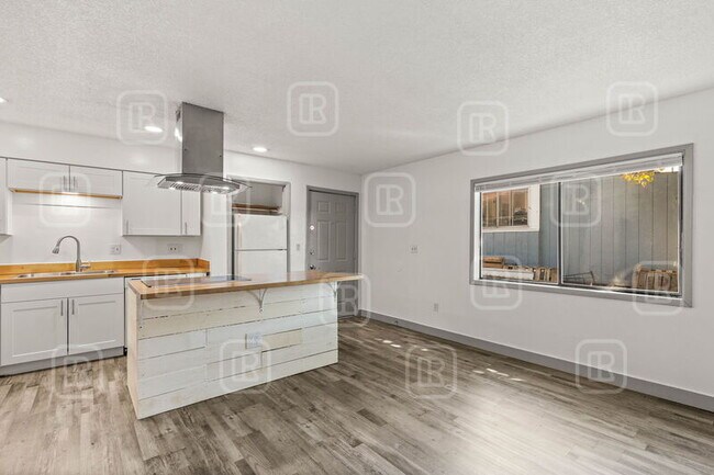 Building Photo - 1513 W Mission Ave