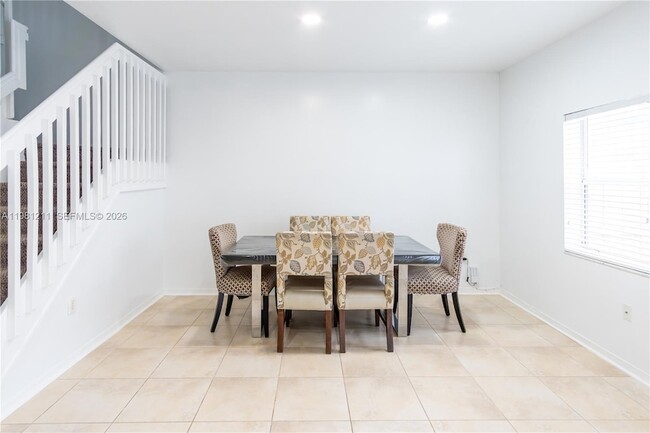 Building Photo - 2301 SE 24th Ct