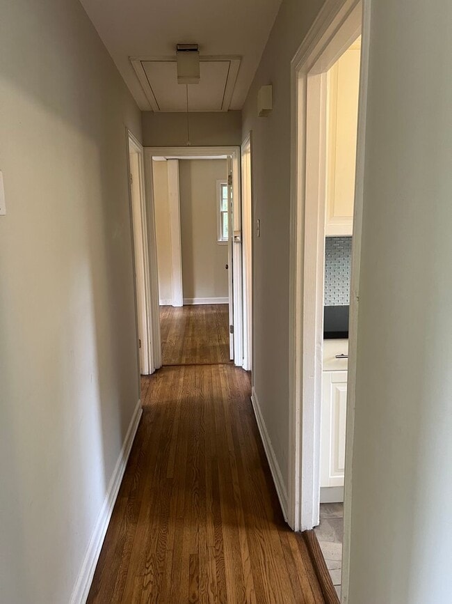 Building Photo - Cozy 2 Bedroom Minutes From Downtown