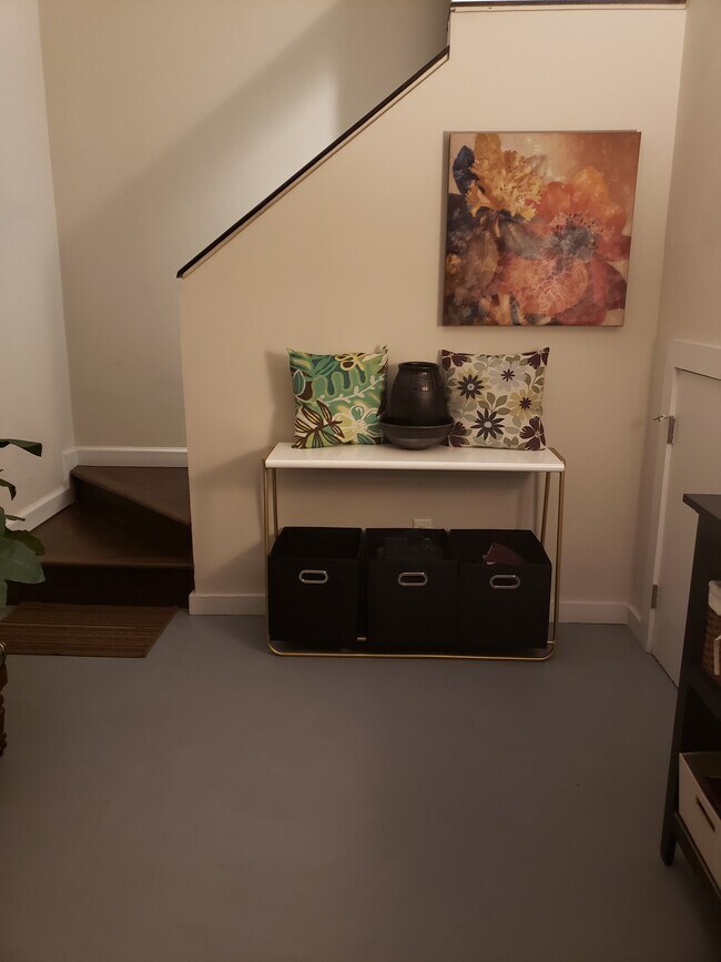 Building Photo - 415 W 7th St