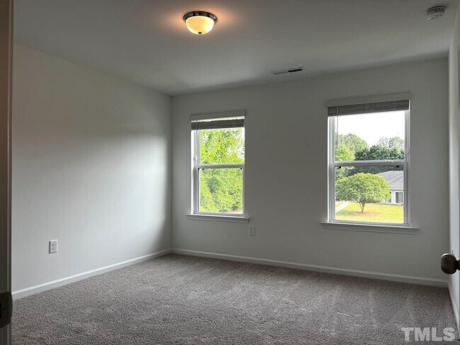 Building Photo - 3 Bedroom Townhome for Sale
