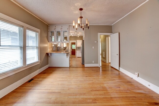 Building Photo - 2 Bed | 1.5 Bath in Midtown close to Utica Square & Cherry St!