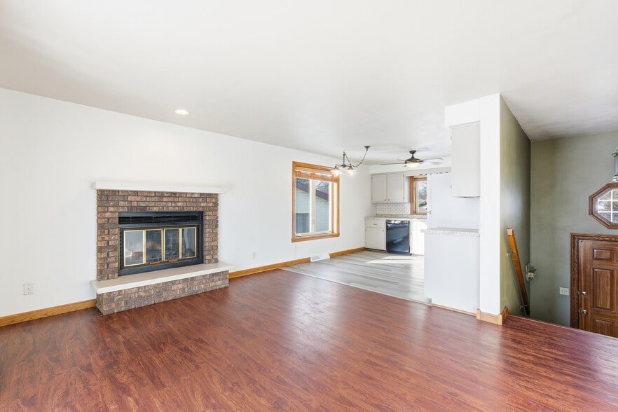 Building Photo - 809 W Ridgeview Dr