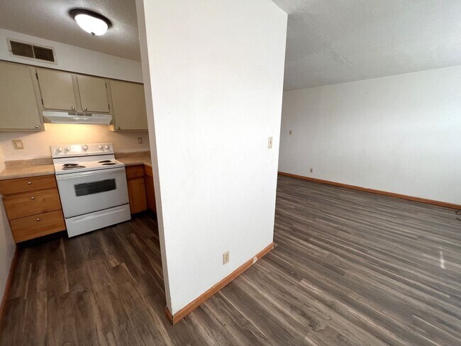 Building Photo - Freshly Renovated 1 Bedroom 1 Bath Unit - Coralville, IA