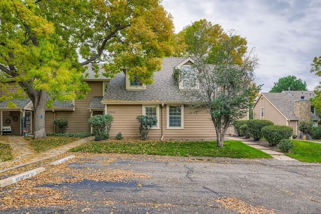 Building Photo - Stylish Townhome with Loft, Fireplace & Ga...