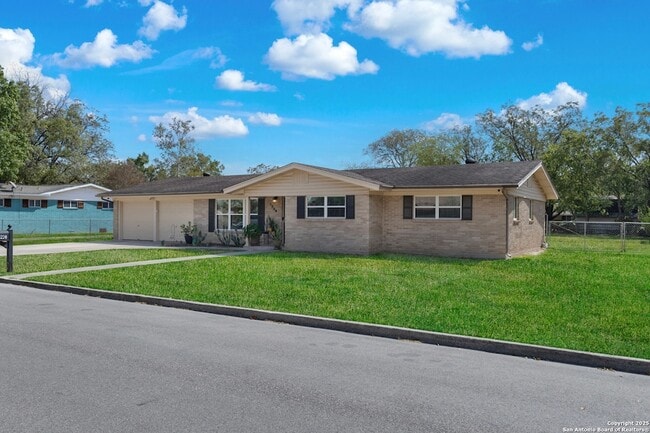 Building Photo - 1228 Rivercrest Dr