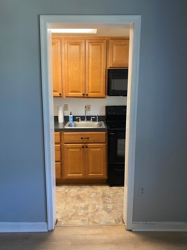 Building Photo - UPDATED 1 BEDROOM IN ARLINGTONS COLONIAL V...