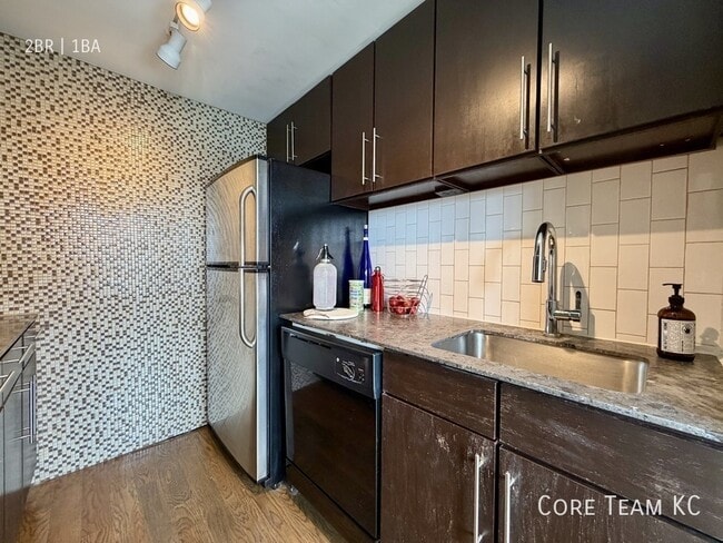Building Photo - 1020 W 44th St