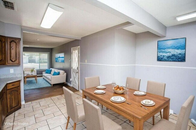 Building Photo - Charming 2/1 with Large Backyard!