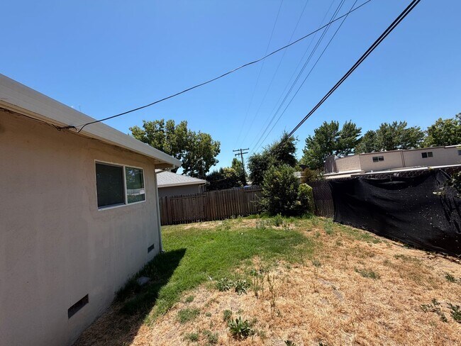 Building Photo - 5725 Woodleigh Dr